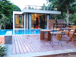 Outdoor pool, sun loungers - Pony Hill Villa (Koh Samui)