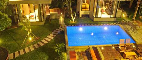 Außenpool, Liegestühle