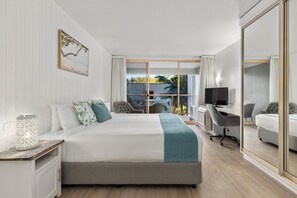 Studio Executive | Unika möbler, skrivbord, strykjärn/strykbräda och sängkläder