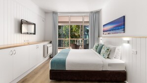 Desk, iron/ironing board, individually decorated, individually furnished - Charlesworth Bay Beach Resort (Coffs Harbour)