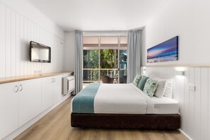 Apartamento, 1 habitación (Accessible) | Mobiliario individual, escritorio, tabla de planchar con plancha