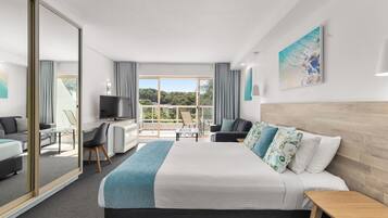 Muebles diferentes, escritorio y tabla de planchar con plancha