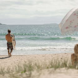 Vlak bij het strand, surfen, vissen
