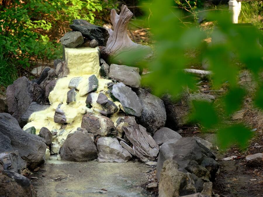 Une petite cascade qui dévale sur des rochers, dans un cadre naturel.