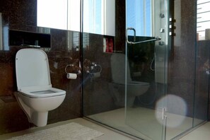 Superior tweepersoonskamer, uitzicht op bergen | Badkamer | Een douche, gratis toiletartikelen, een haardroger, handdoeken