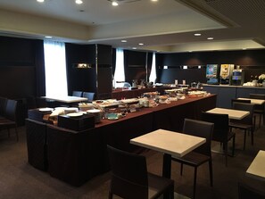Daily buffet breakfast (JPY 1300 per person)
