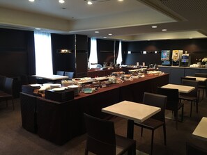 Daily buffet breakfast (JPY 1100 per person)