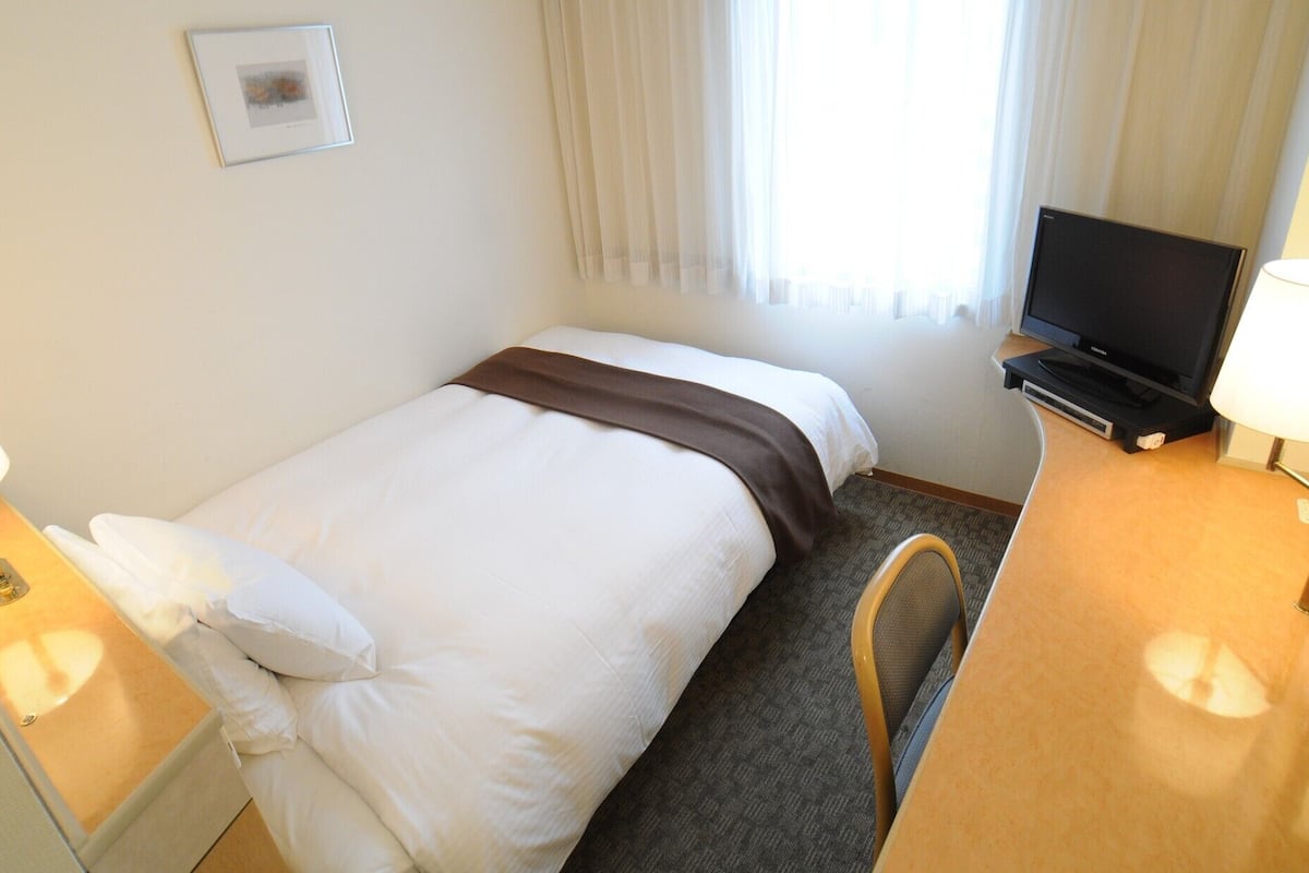 Down duvets, desk, soundproofing, free WiFi