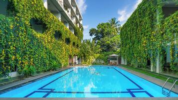 Una piscina al aire libre
