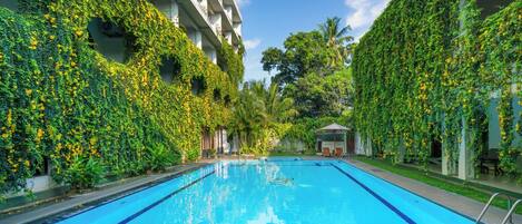 Kolam renang terbuka