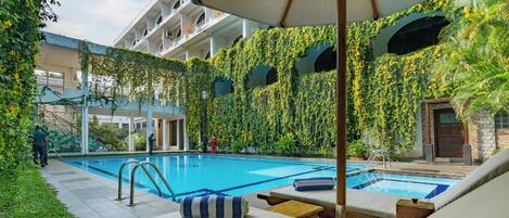 Una piscina al aire libre