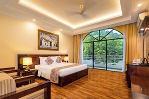 Deluxe Double Room, 1 Bedroom | Premium bedding, in-room safe, desk, free cribs/infant beds