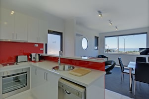 Refrigerador con freezer, microondas, horno, placa de cocina