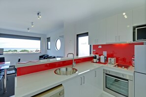 2 bedrooms, premium bedding, individually furnished, cots/infant beds - Burnie by the Bay Apartments (Burnie)