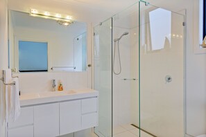 Apartamento, 2 quartos, vista parcial para o mar, no piso térreo (Bay Apartment) | Banheiro | Produtos de toalete de grife, secador de cabelo, toalhas de banho 