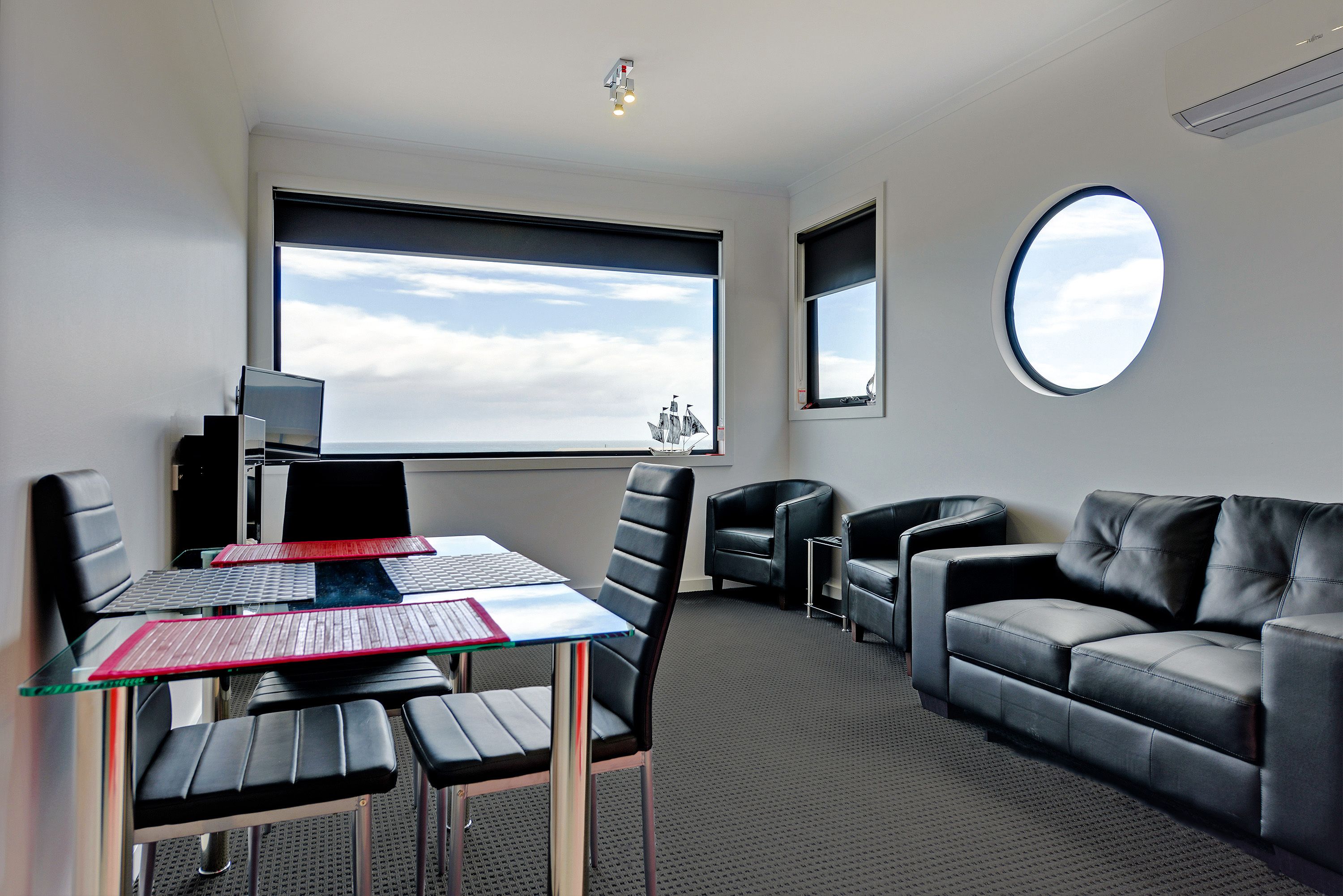 beach apartment, partial sea view (ground floor) | water view