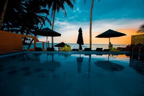 Outdoor pool, pool umbrellas, sun loungers - Sea World Boutique Hotel (Mirissa)