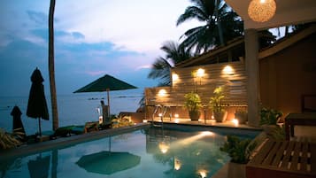 Piscine extérieure, parasols de plage, chaises longues