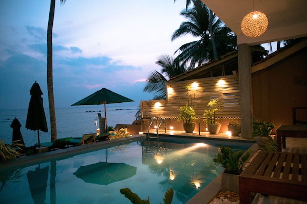 Piscine extérieure, parasols de plage, chaises longues
