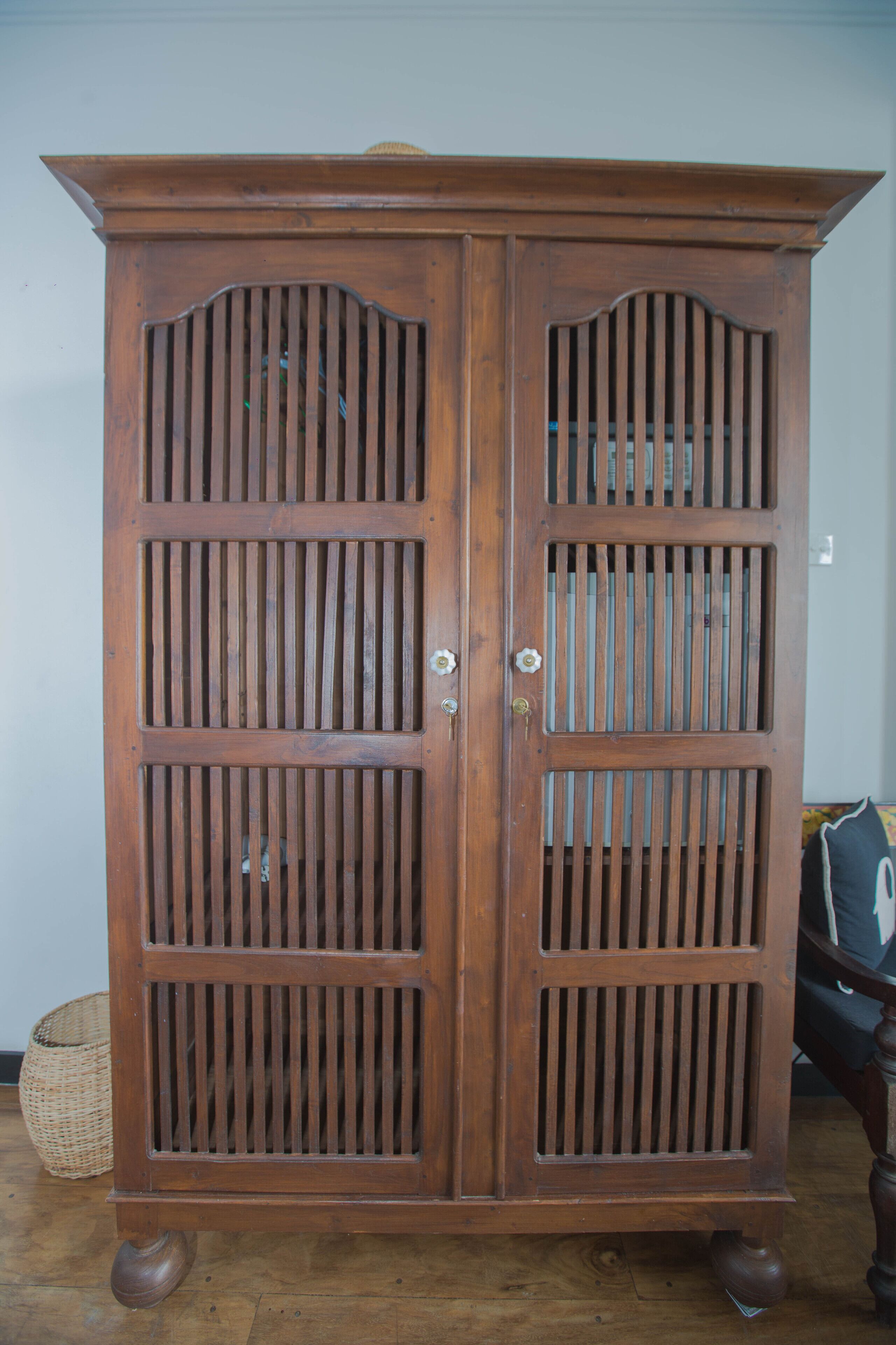 Un armario de madera con dos puertas y una parte superior plana.
