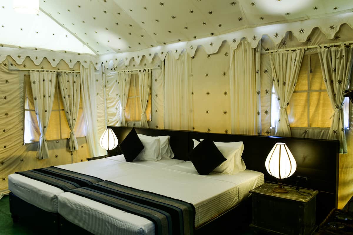 Cottage Luxury | Una cassaforte in camera, una scrivania, tende oscuranti