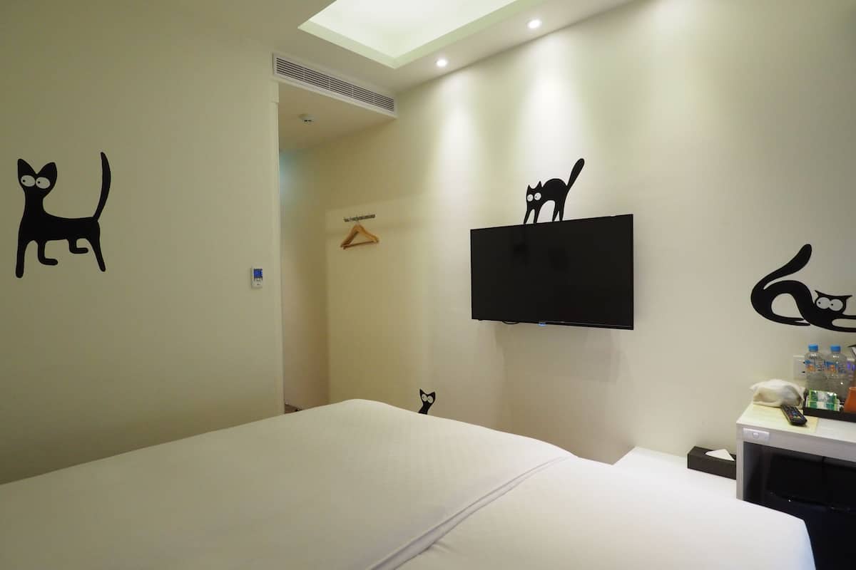 Desk, soundproofing, free WiFi