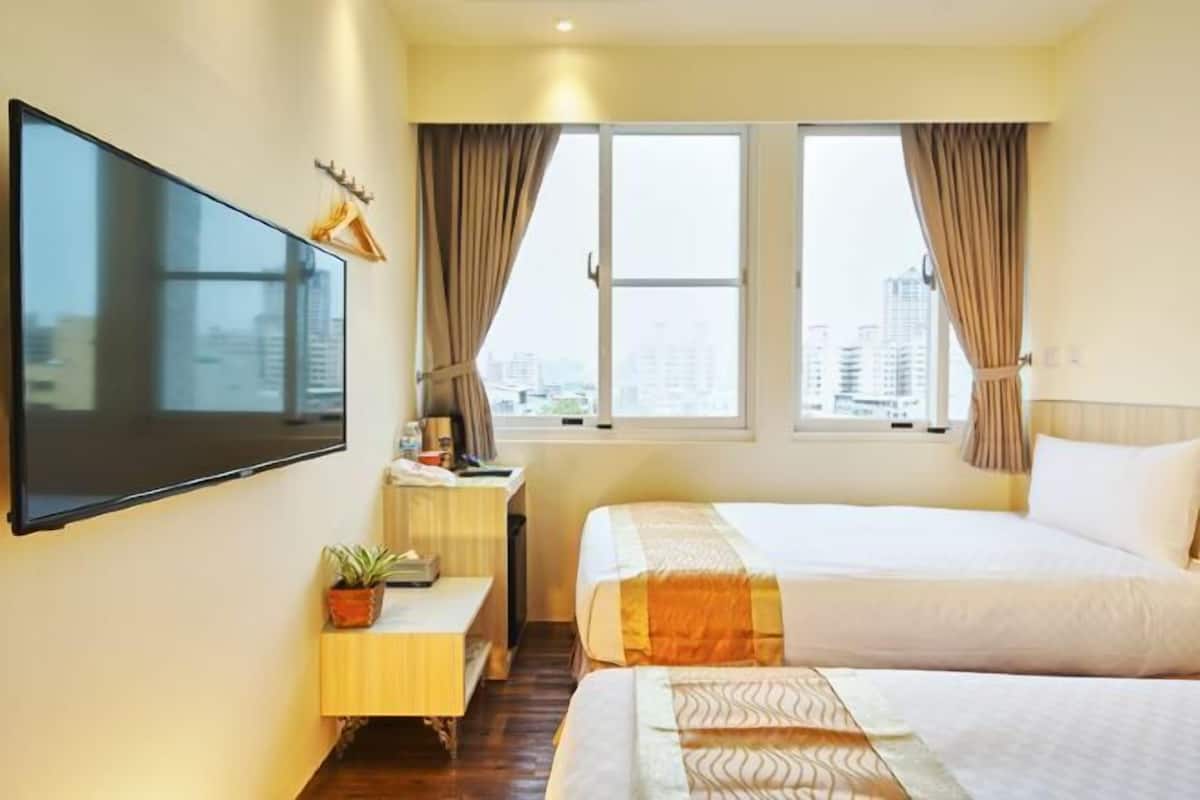 Desk, soundproofing, free WiFi