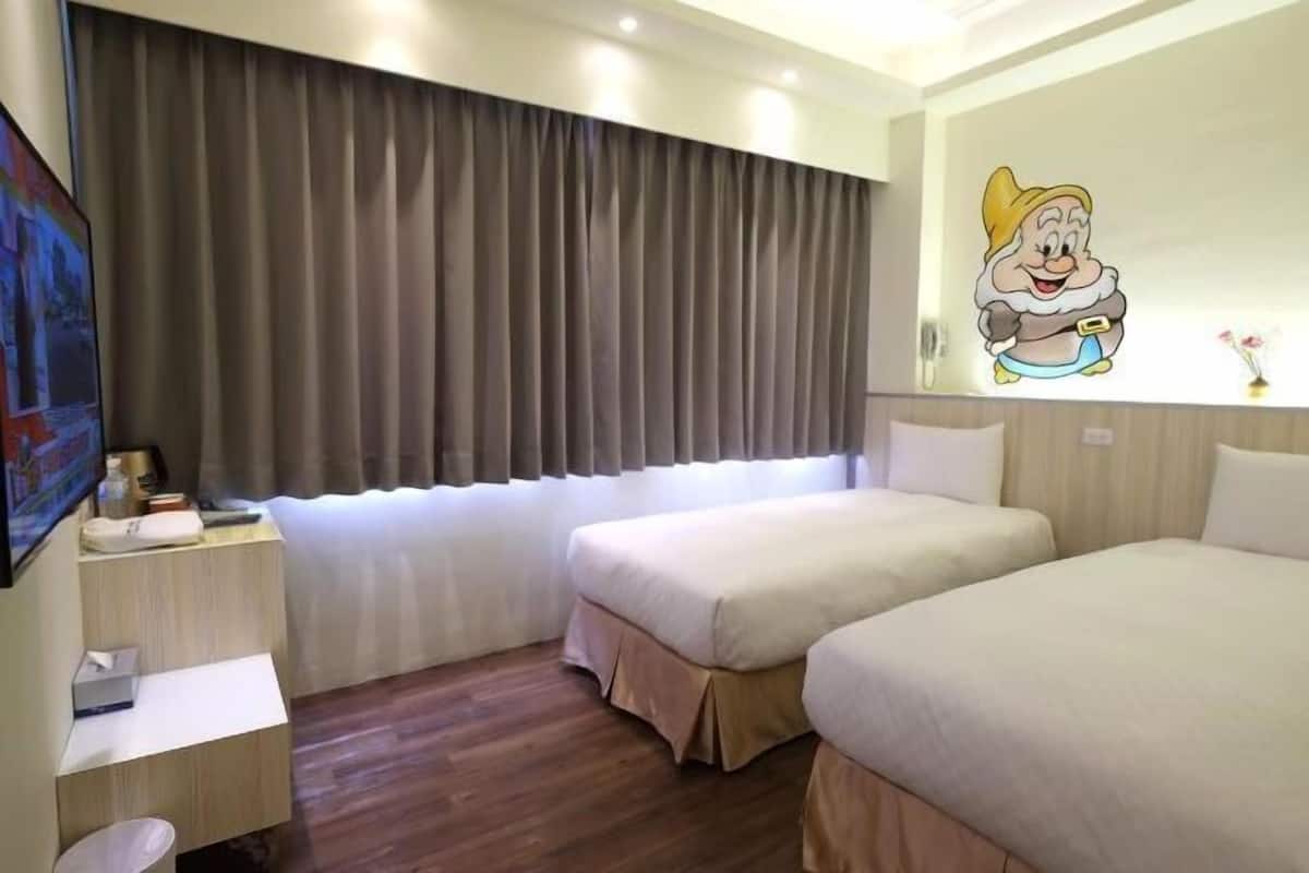 Desk, soundproofing, free WiFi