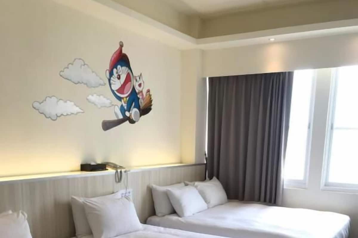 Desk, soundproofing, free WiFi