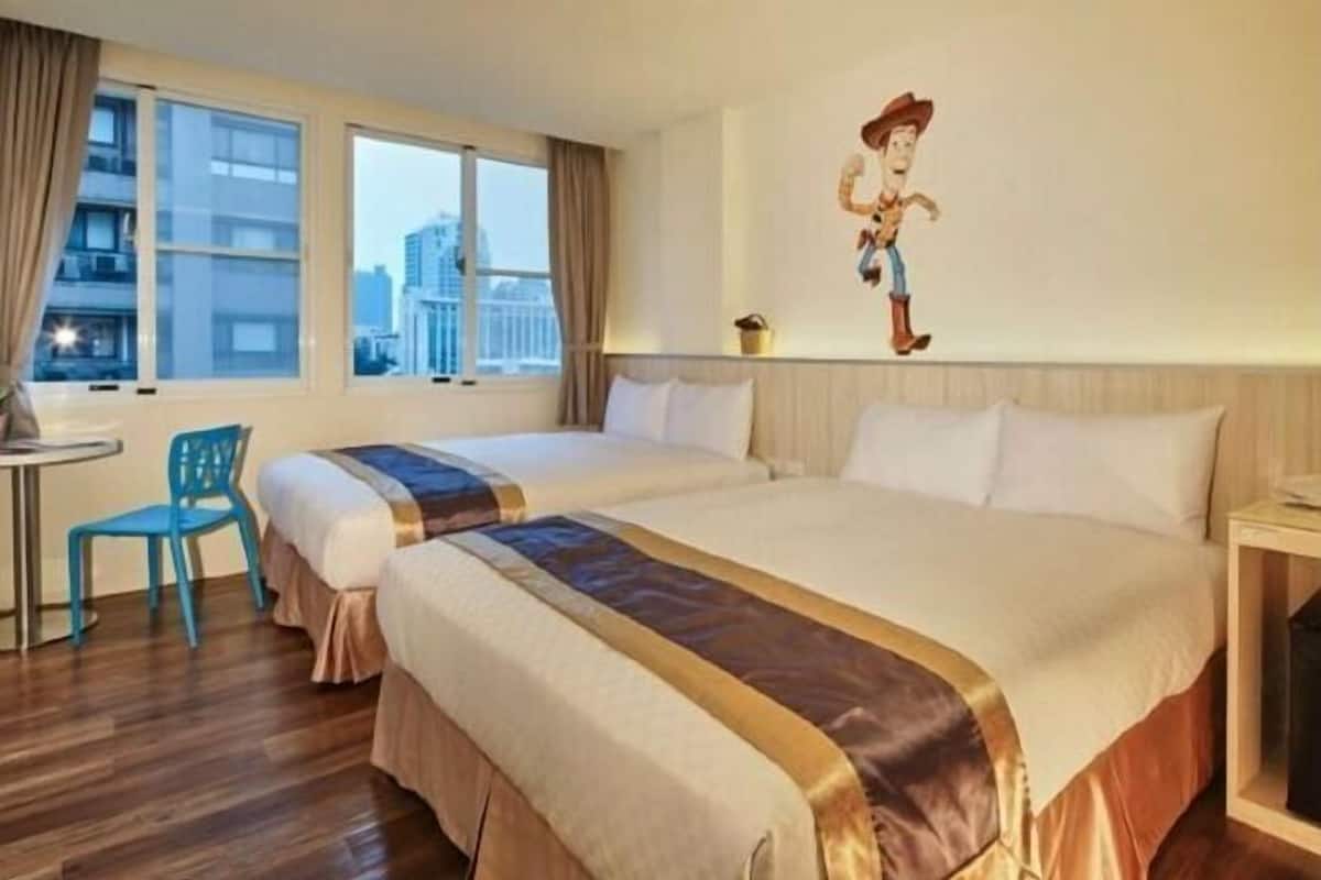 Desk, soundproofing, free WiFi