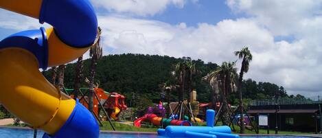 Un parque acuático con toboganes y estructuras inflables.