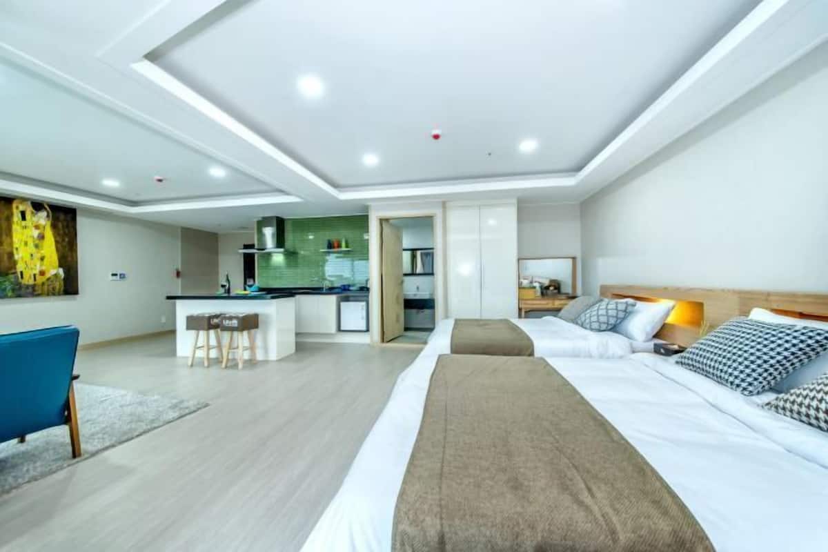 1 bedroom, premium bedding, blackout drapes