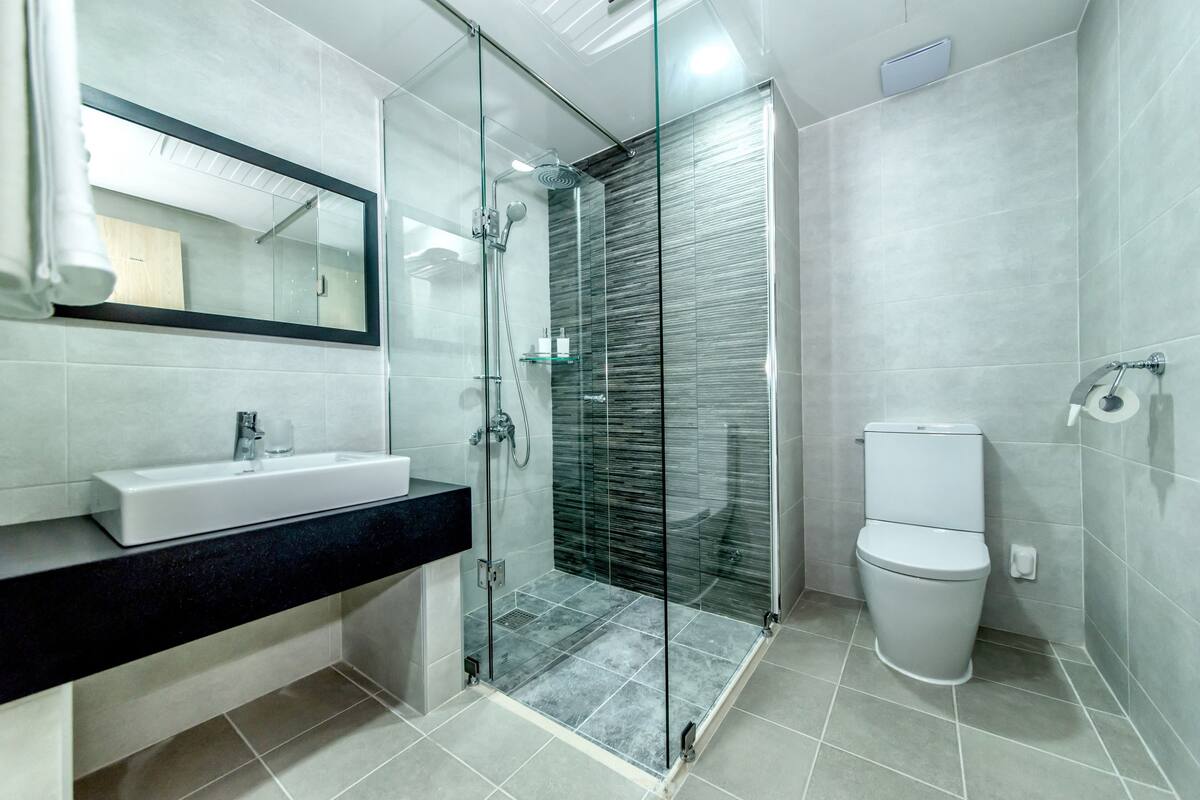 shower, rainfall showerhead, free toiletries, hair dryer