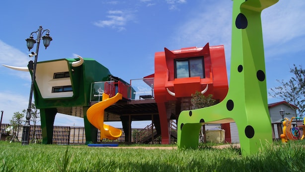 Ein Spielplatz mit Rutsche und Klettergerüsten.