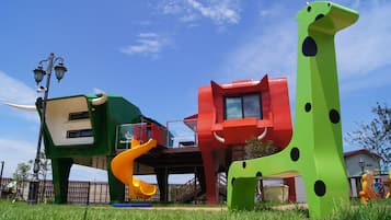 Área de juegos infantiles al aire libre