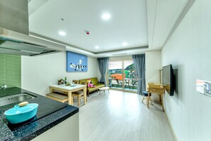 家庭房 (Luxury B) | 起居区 | 电视