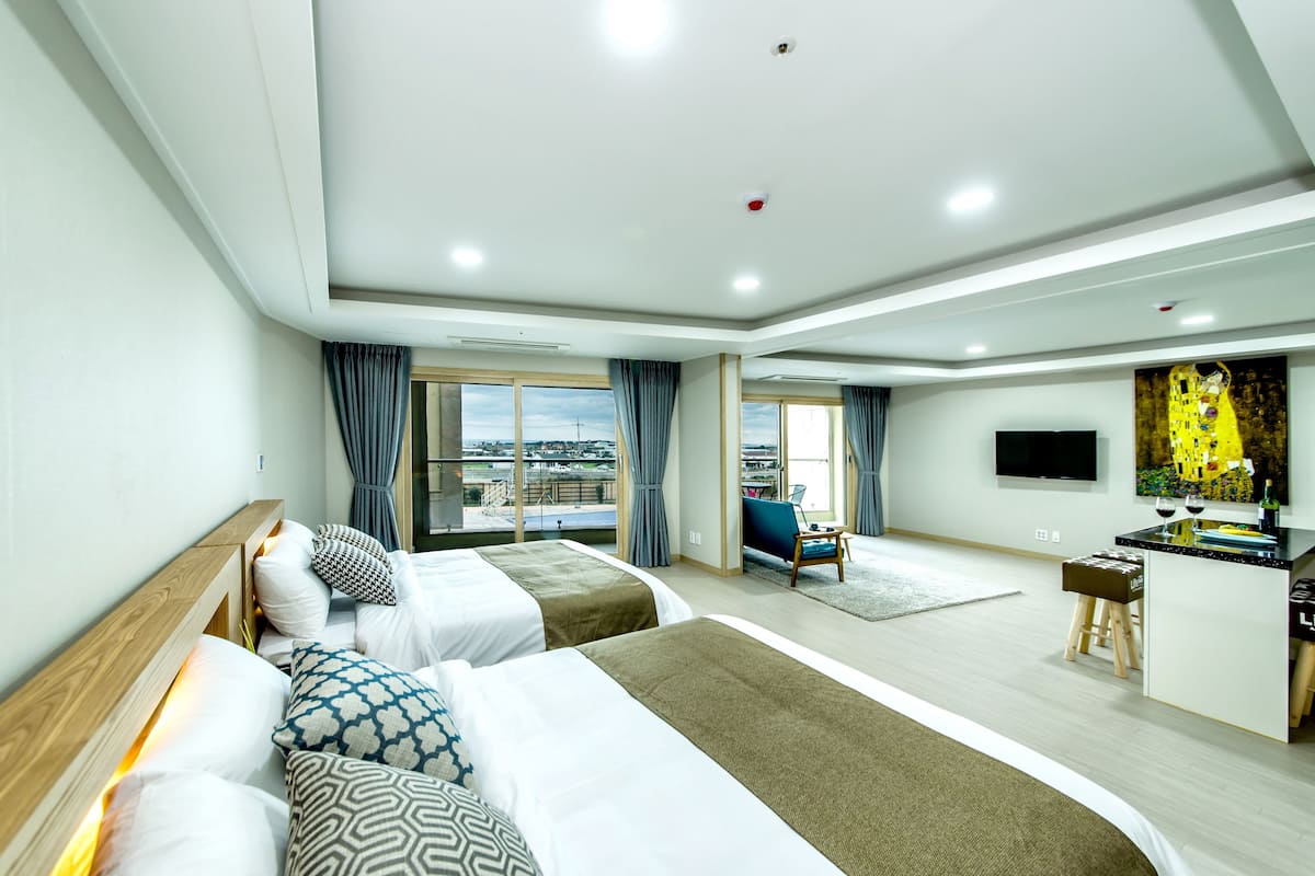 family room (luxury a) | premium bedding, blackout curtains