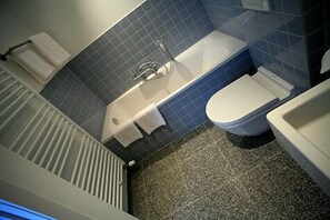 Standard-Doppelzimmer | Badezimmer | Kostenlose Toilettenartikel, Haartrockner, Handtücher