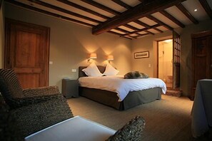 Habitación superior con 1 cama matrimonial o 2 individuales | Ropa de cama de alta calidad, edredón, minibar y escritorio 