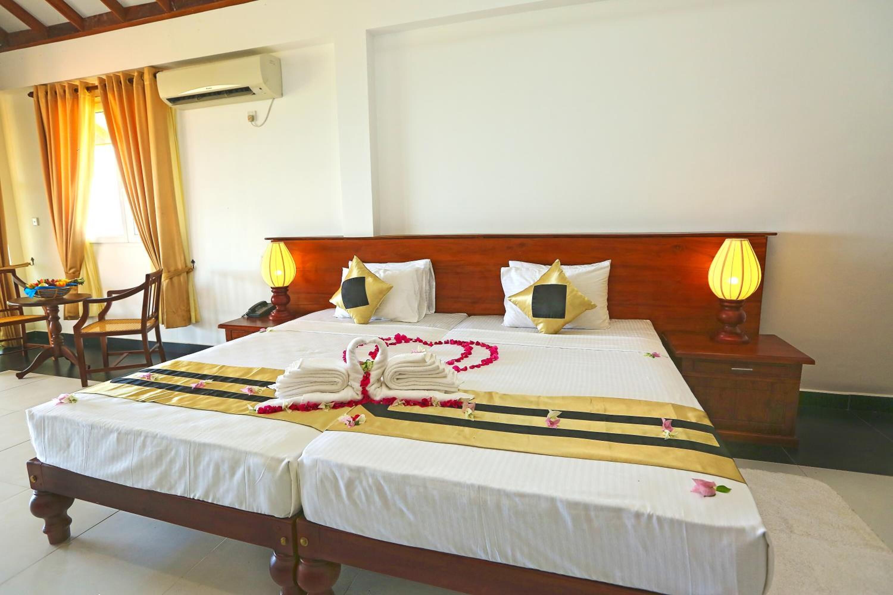 Premium bedding, in-room safe, desk, free cribs/infant beds