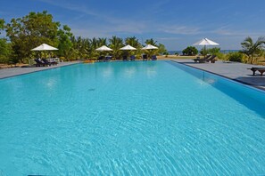 Kolam renang outdoor, dengan kursi berjemur