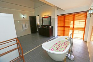 Bathtub dan shower terpisah dan bathtub besar