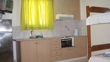 Family Studio | Private kitchenette | Coffee/tea maker, cookware/dishes/utensils