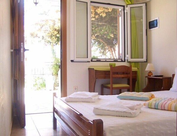 Quarto standard | Escrivaninha, quartos à prova de som, berços grátis, Wi-Fi de cortesia