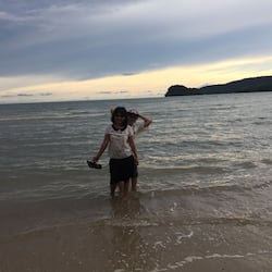 Yksityinen ranta, aurinkotuoleja, aurinkovarjoja, rantabaari