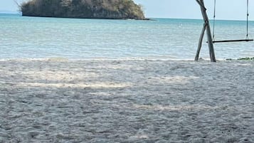 Playa privada, camastros, sombrillas y bar en la playa