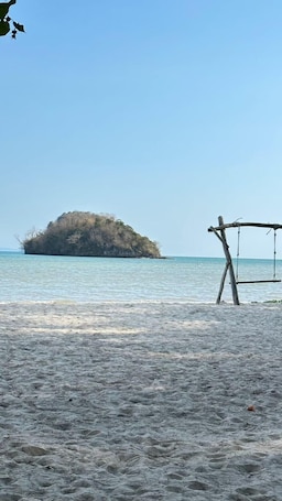 Playa privada, camastros, sombrillas y bar en la playa