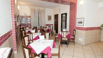 Tägliches Frühstücksbuffet (5.00 EUR pro Person)