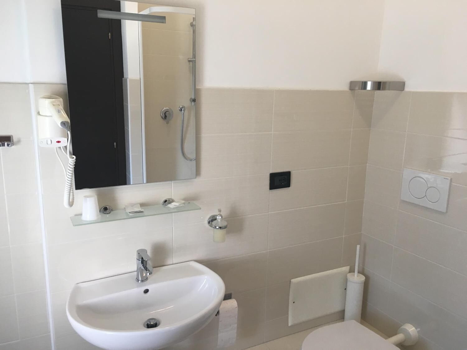 shower, free toiletries, hair dryer, bidet