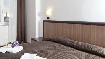 Doppel- oder Zweibettzimmer | Schreibtisch, kostenloses WLAN, Bettwäsche